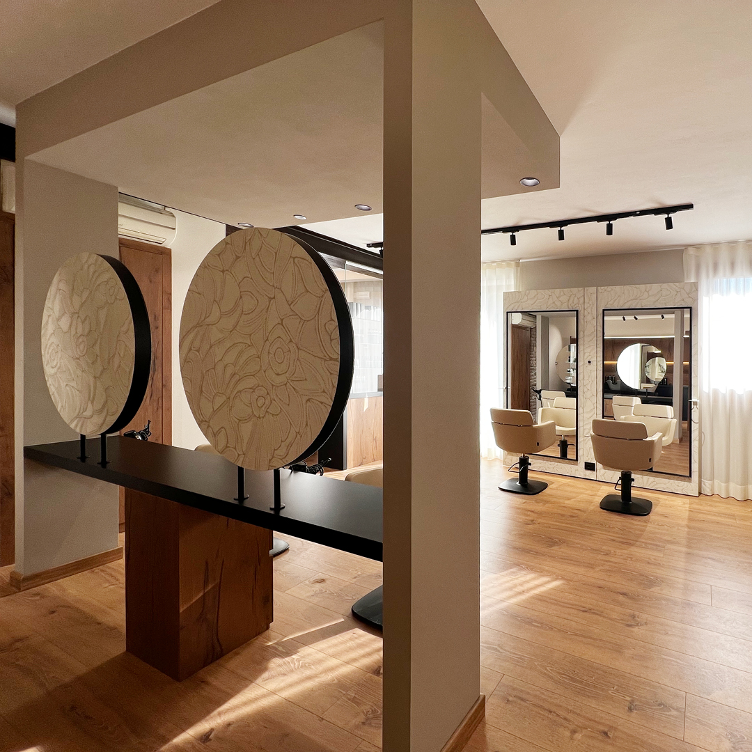Immagine della zona stilistica con tutte le poltrone beige e gli specchi davanti